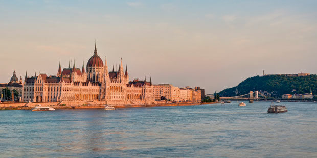 Wahrzeichen Budapests und größter Bau des Landes: das Parlament an der Donau