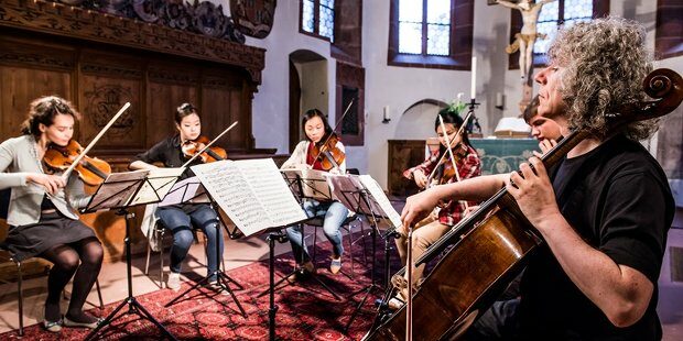 Steven Isserlis musiziert gemeinsam mit jungen Talenten