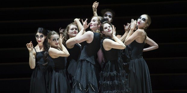Mitte: Paula Murrihy (Carmen)