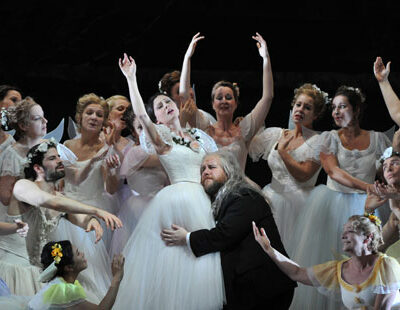 Elena Tsallagova (Nannetta), Noel Bouley (Falstaff), Chor und Statisterie der Deutschen Oper Berlin