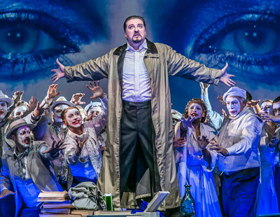 Taras Konoshchenko (Méphistophélès), Chor und Extrachor des Theater Lübeck