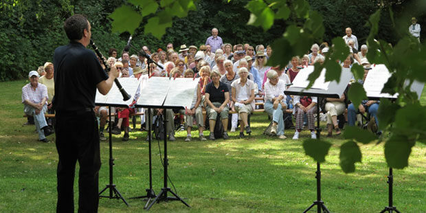 Wo Kunst und Künstler mit der Natur verschmelzen: idyllisches Kleinod in der Festivallandschaft