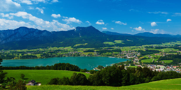 Welch eine Pracht: Hinter dem Mondsee erheben sich Almkogel, Drachenwand, Schober und Schatzwand