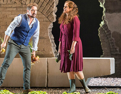 Jessica Muirhead (Die Witwe Katerina), Michael Smallwood (Yannakos)