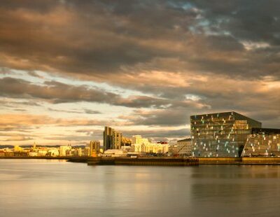 Spektakuläre Glasfassade: das Konzerthaus „Harpa“ in Reykjavík