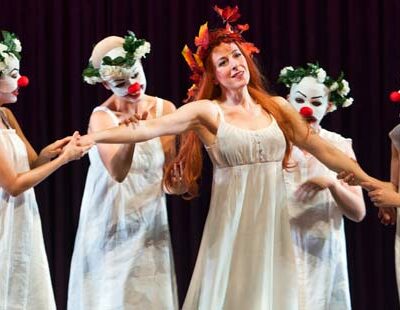 Agathe (Claudia Rohrbach), vier Brautjungfern ( Aoife Miskelly, Erika Simons, Ji-Hyun An, Anna Herbst )