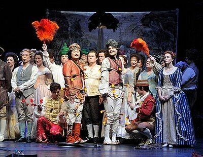 Johan Hyunbong Choi (Guglielmo), Daniel Jenz (Ferrando), Chor und Statisterie