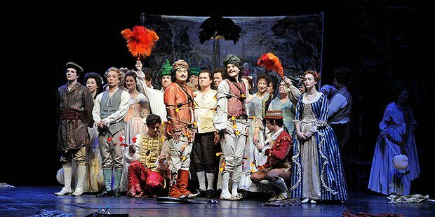 Johan Hyunbong Choi (Guglielmo), Daniel Jenz (Ferrando), Chor und Statisterie