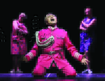 Adam Kim (Macbeth) und Damen des Opernchor