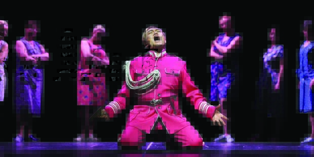 Adam Kim (Macbeth) und Damen des Opernchor