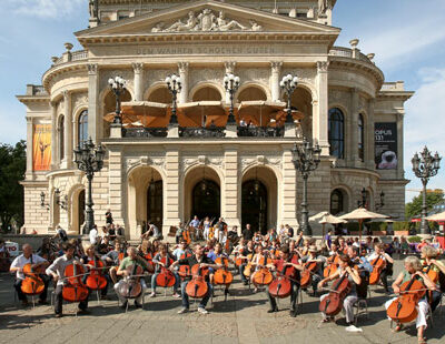 Spontanes Konzert: Auf Frankfurts Opernplatz stimmt Johannes Moser mit den Laien <i>Bruder Jakob</i> an