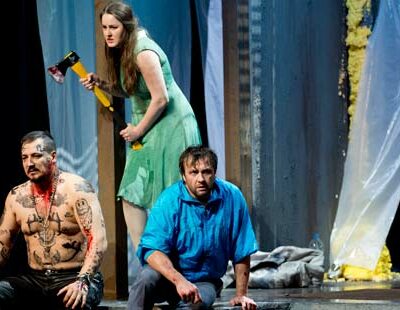 Randall Jakobsh (Hunding), Ekaterina Godovanets (Sieglinde) und Vincent Wolfsteiner (Siegmund)