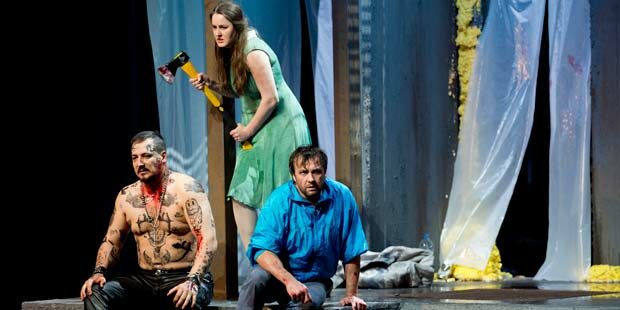 Randall Jakobsh (Hunding), Ekaterina Godovanets (Sieglinde) und Vincent Wolfsteiner (Siegmund)