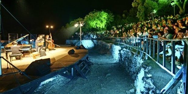 Unterm Sternenzelt: Das Amphitheater von Samos bildet die Hauptspielstätte des Festivals