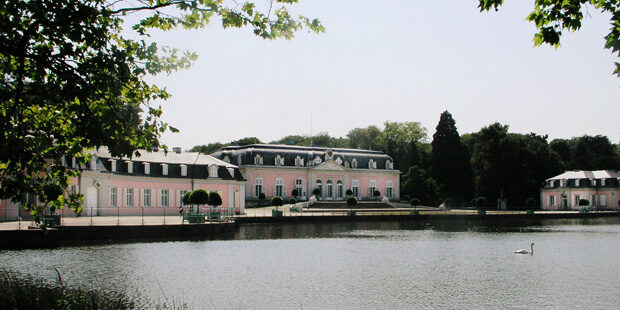 Park vor Schloss Benrath