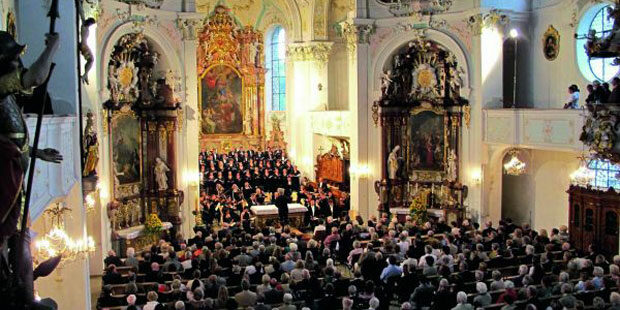 Zum Festival-Abschluss dirigiert Manfred Honeck stets geistliche Musik in der Wolfegger Pfarrkiche