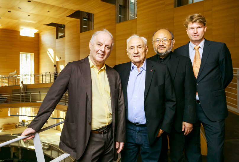 Daniel Barenboim, Frank Gehry, Yasuhisa Toyota und Ole Bækhøj, Intendant des Pierre Boulez Saals (v. l.)