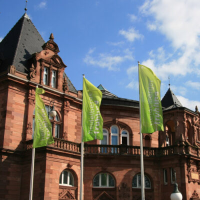 Heidelberger Frühling – Fahnen vor der Stadthalle