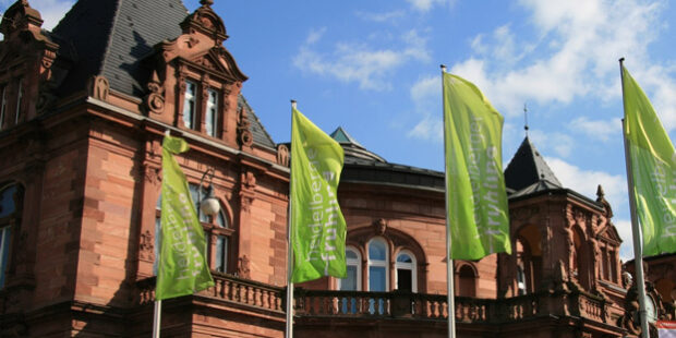 Heidelberger Frühling – Fahnen vor der Stadthalle