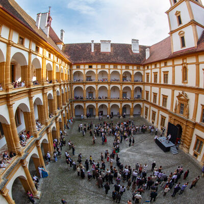 Großer Innenhof von Schloss Eggenberg