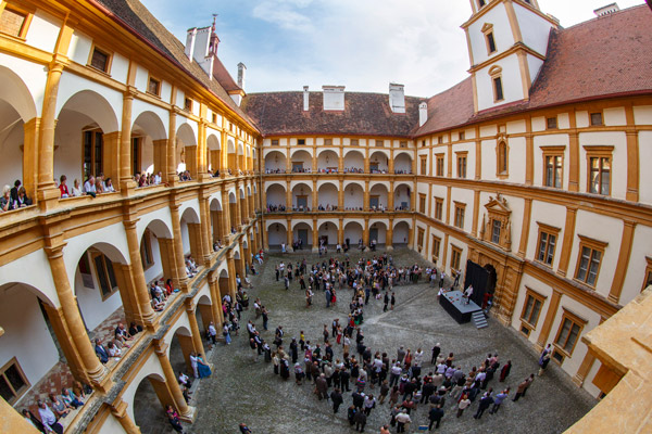 Großer Innenhof von Schloss Eggenberg