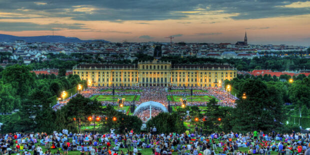 Sommernachtskonzert der Wiener Philharmoniker im Park von Schloss Schönbrunn
