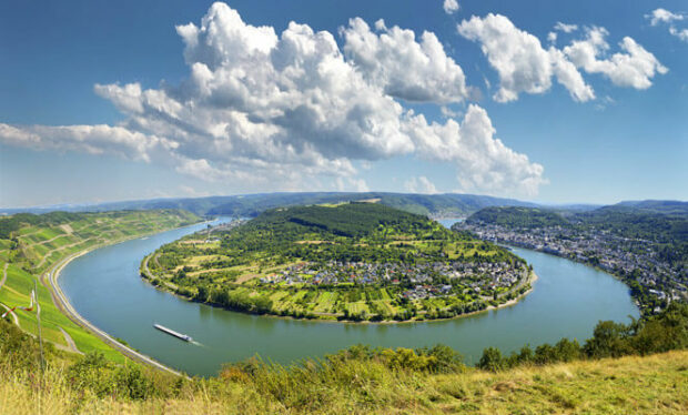 Als würden die Stimmen vom Fluss getragen