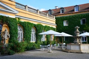 Evanglische Akademie Tutzing, Schlosshof vor dem Musiksaal