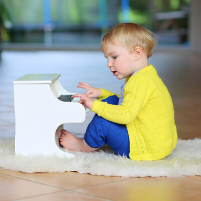 Kleinkind spielt Toy Piano