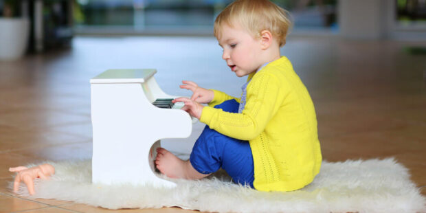 Kleinkind spielt Toy Piano