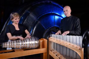 Das Wiener Glasharmonika Duo an Glasharmonika und Verrofon