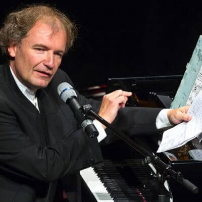 Stefan Mickisch am Klavier
