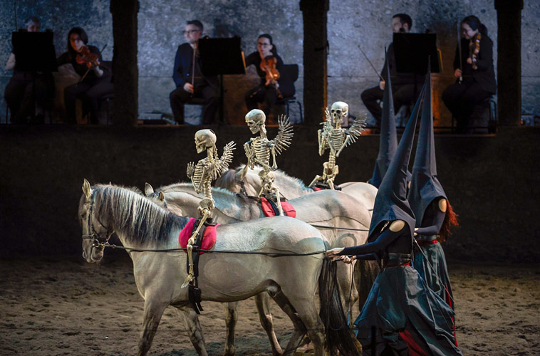 Rossballett zu Mozarts Requiem