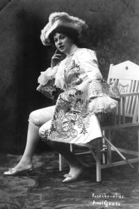 Die Sängerin Anny Gress als Octavian in "Der Rosenkavalier". Fotografie von Eduard Uhlenhuth, 1911-1919