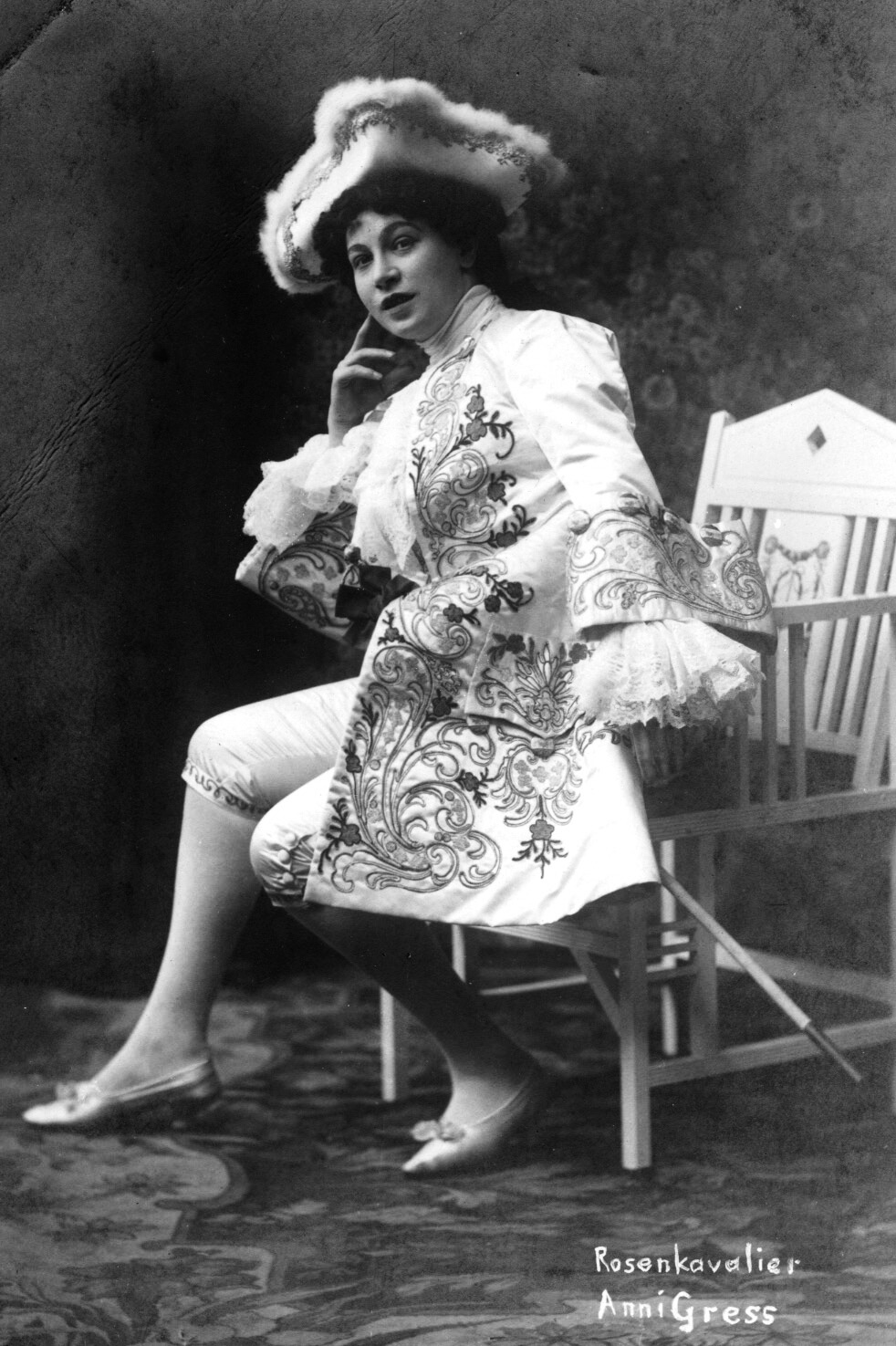 Die Sängerin Anny Gress als Octavian in "Der Rosenkavalier". Fotografie von Eduard Uhlenhuth, 1911-1919