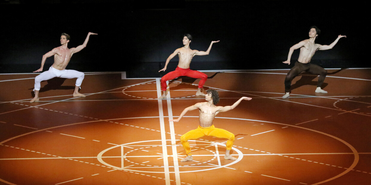 Szenenbild aus "Die Neunte" mit Tänzern des Béjart Ballets Lausanne und des Tokyo Ballets © H. Kiyonori