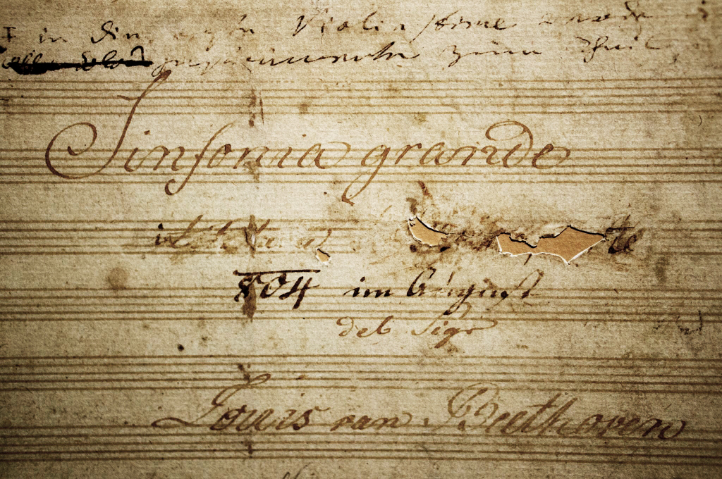 Ludwig van Beethoven, Manuskript der Sinfonie Nr. 3 "Eroica". Titelblatt mit der entfernten Widmung an Napoleon Bonaparte