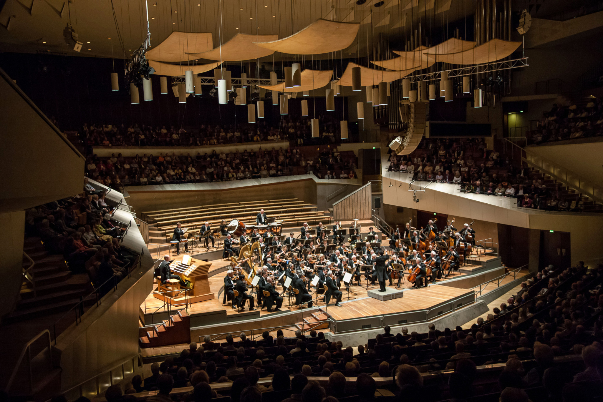 Das Sinfonie Orchester Berlin mit Stanley Dodds in der Berliner Philharmonie