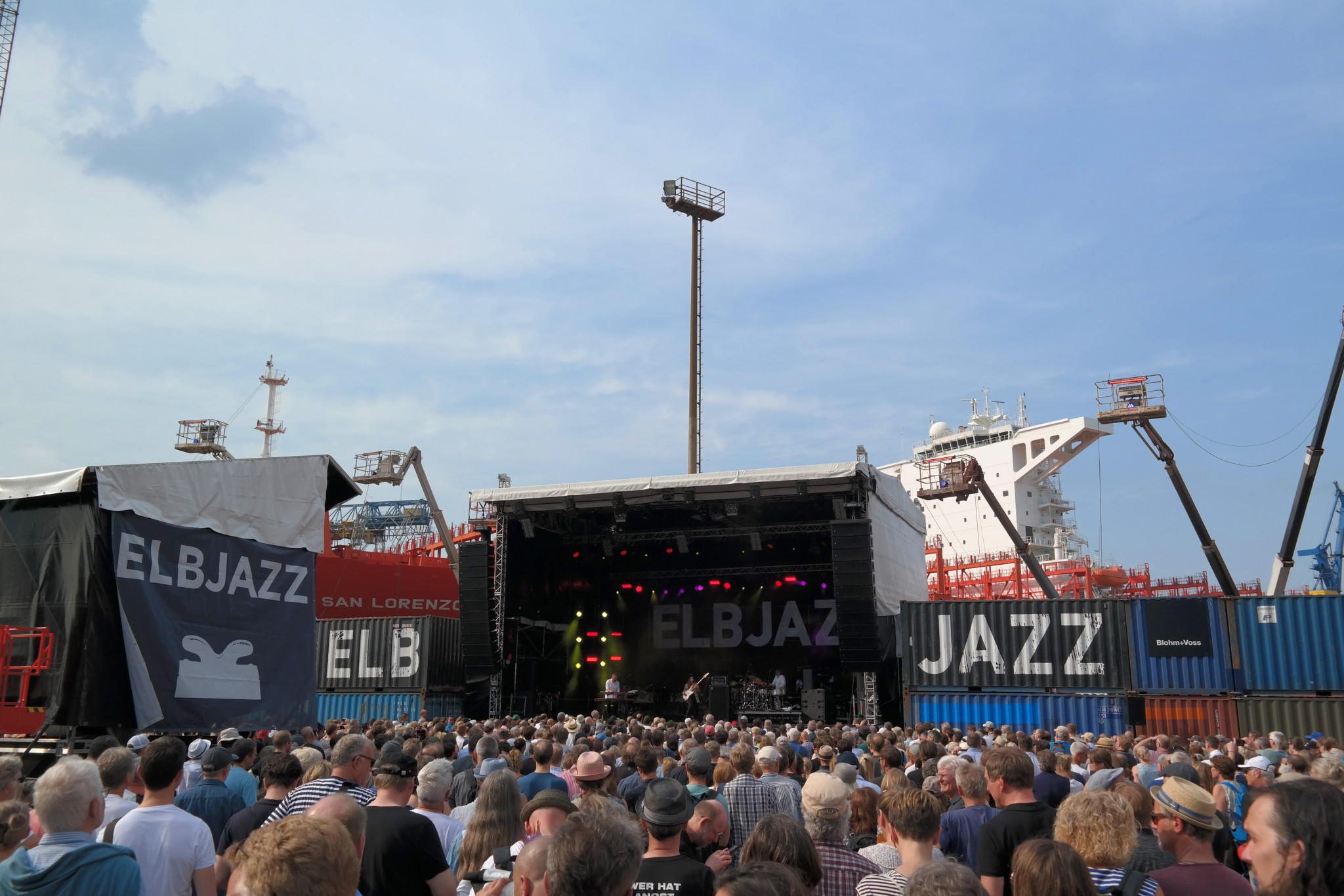 Woodstock-Feeling im Hamburger Hafen