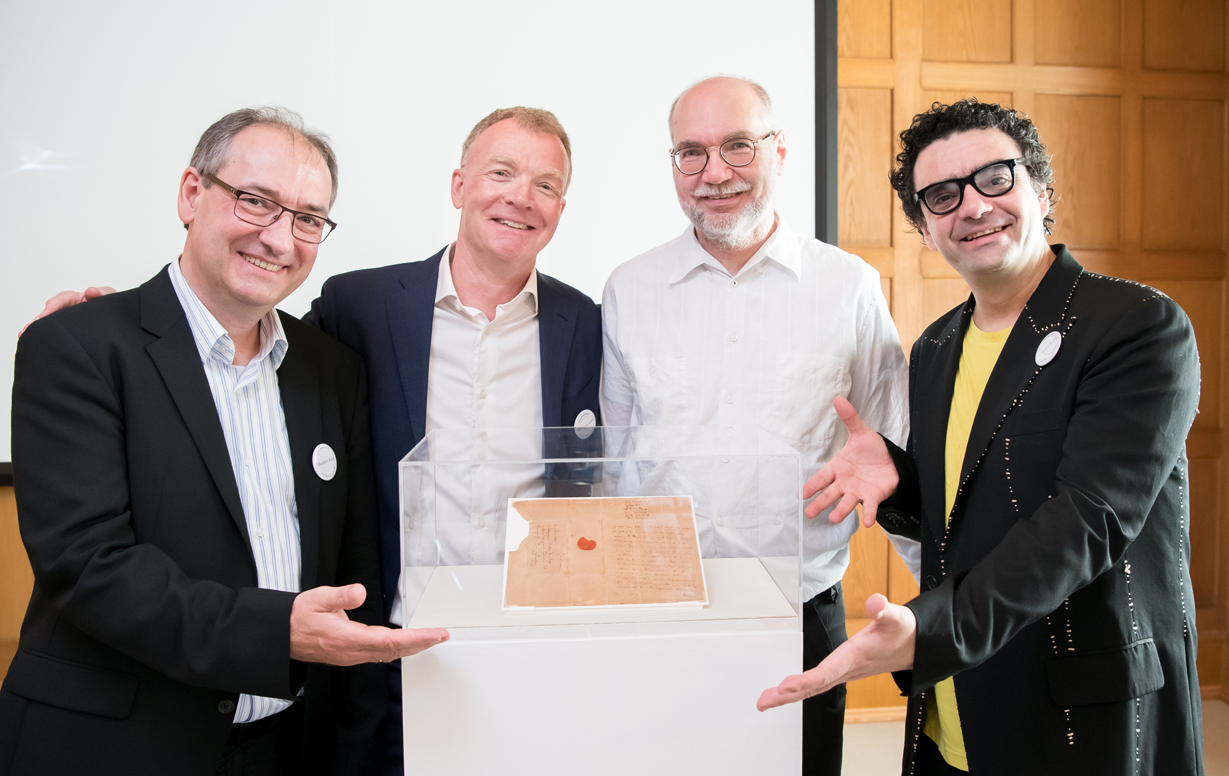 Präsentation des Mozartbriefs durch (v.l.) Armin Brinzing, Leiter der Bibliotheca Mozartiana; Johannes Honsig-Erlenburg, Präsident der Stiftung Mozarteum; Ulrich Leisinger, Wissenschaftlicher Leiter der Stiftung Mozarteum; Rolando Villazón, Mozart-Botschafter der Stiftung Mozarteum und Intendant der Mozartwoche