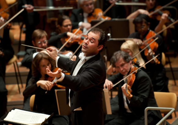Tugan Sokhiev dirigiert das Deutsche Symphonie-Orchester Berlin