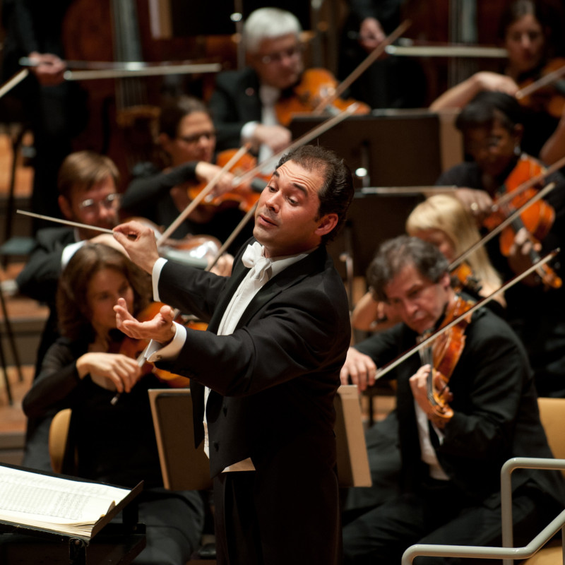 Tugan Sokhiev dirigiert das Deutsche Symphonie-Orchester Berlin