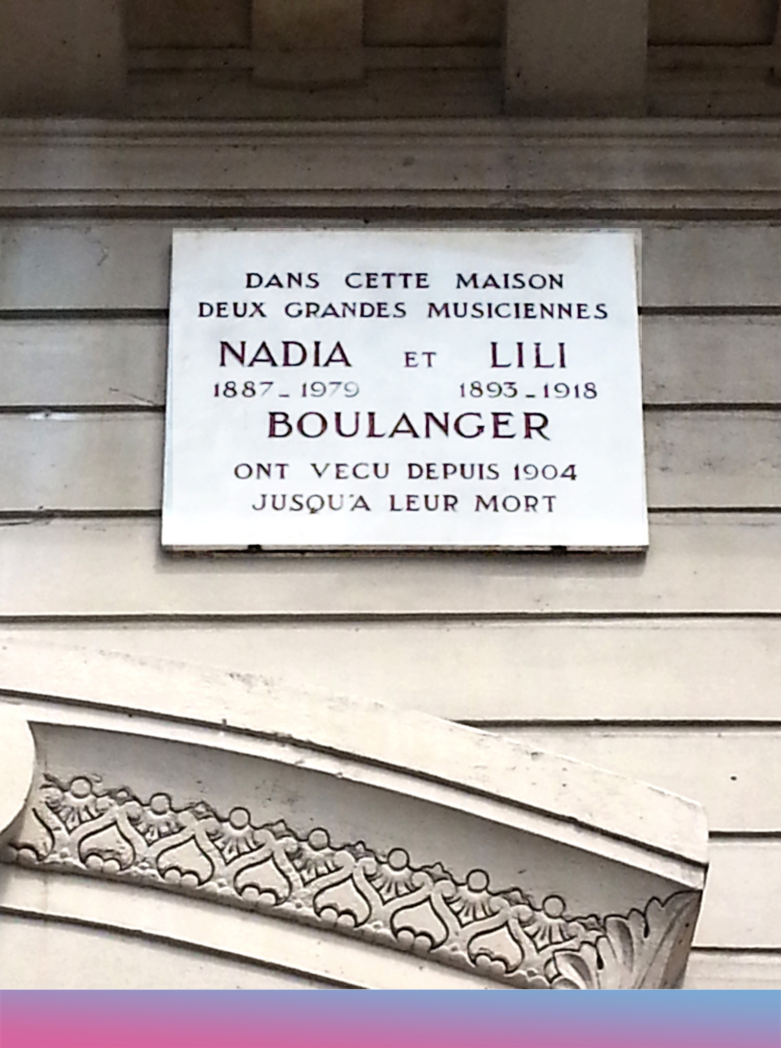 Gedenktafel für Nadia und Lili Boulanger an deren ehemaligem Wohnhaus in der Rue Ballu Nr. 36 in Paris © TCY/Wikimedia Commons
