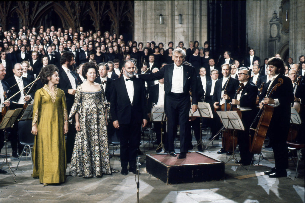 Leonard Bernstein und das London Philharmonic Orchestra bei der Aufführung von Mahlers "Auferstehungssymphonie"
