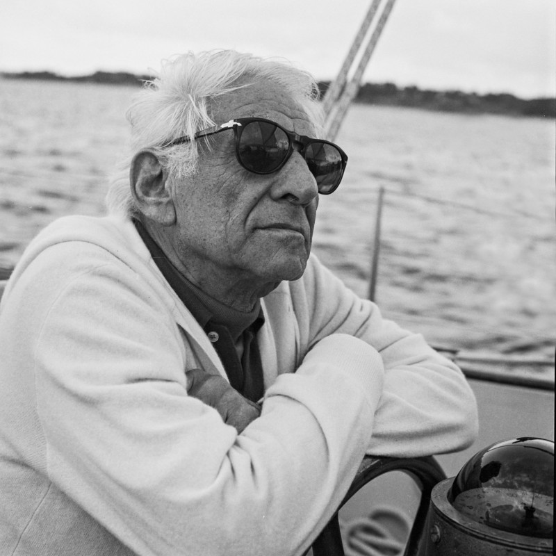 Leonard Bernstein beim Segeln, 1987