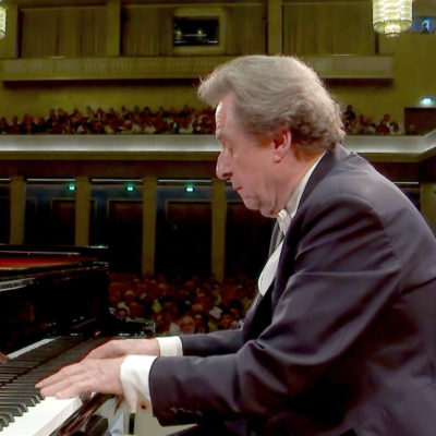 Filmstill aus "Brahms' Klavierkonzert Nr. 2 – Lahav Shani trifft Rudolf Buchbinder"