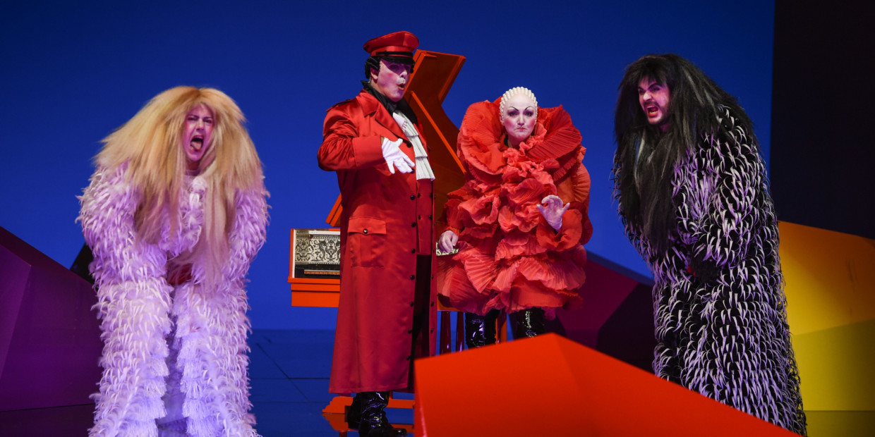 Dovlet Nurgeldiyev, Pietro Spagnoli, Sylvia Schwartz und Kartal Karagedik in Mozarts „Così fan tutte“ an der Staatsoper Hamburg