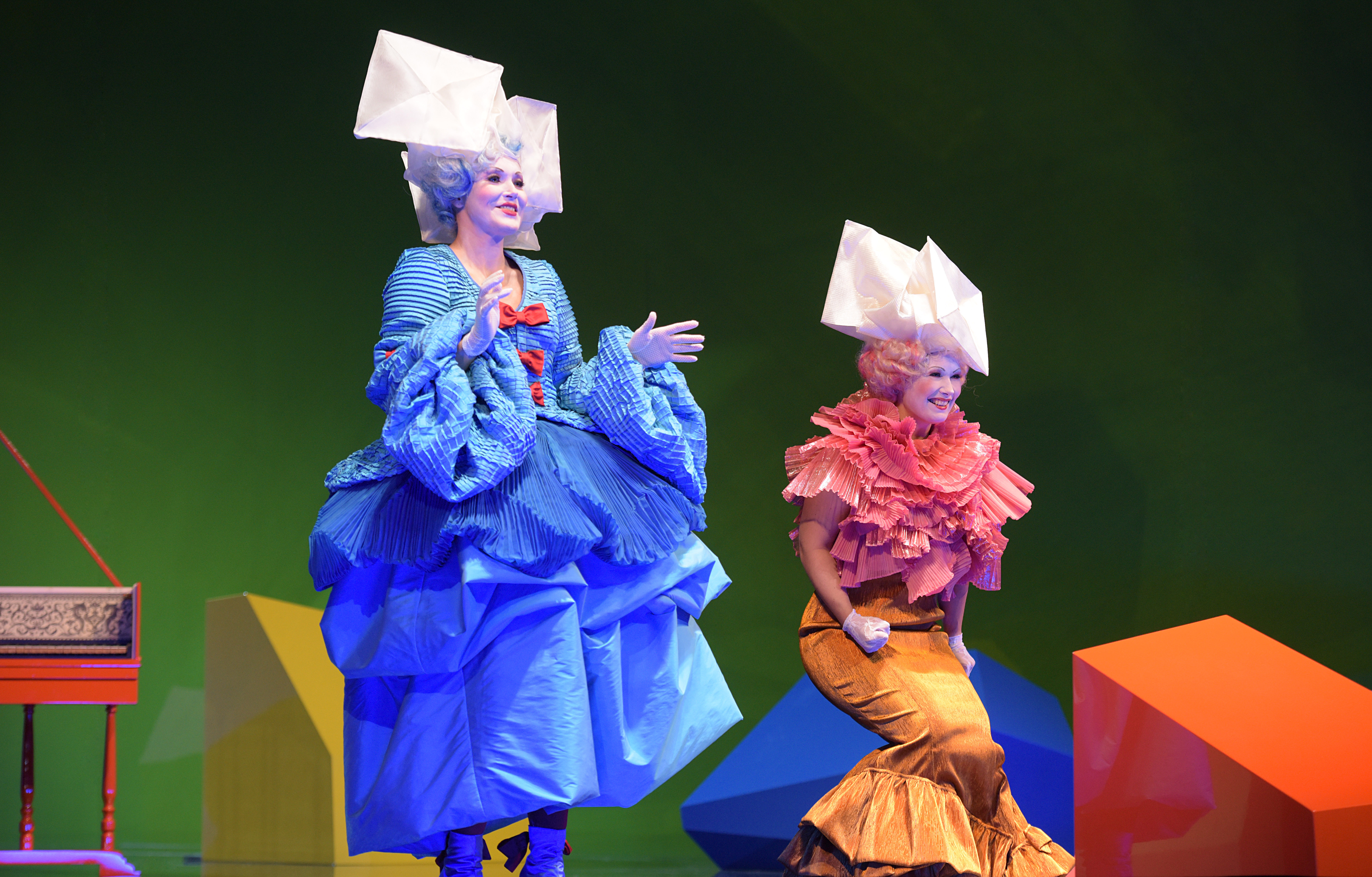 Maria Bengtsson und Ida Aldrian in Mozarts „Così fan tutte“ an der Staatsoper Hamburg