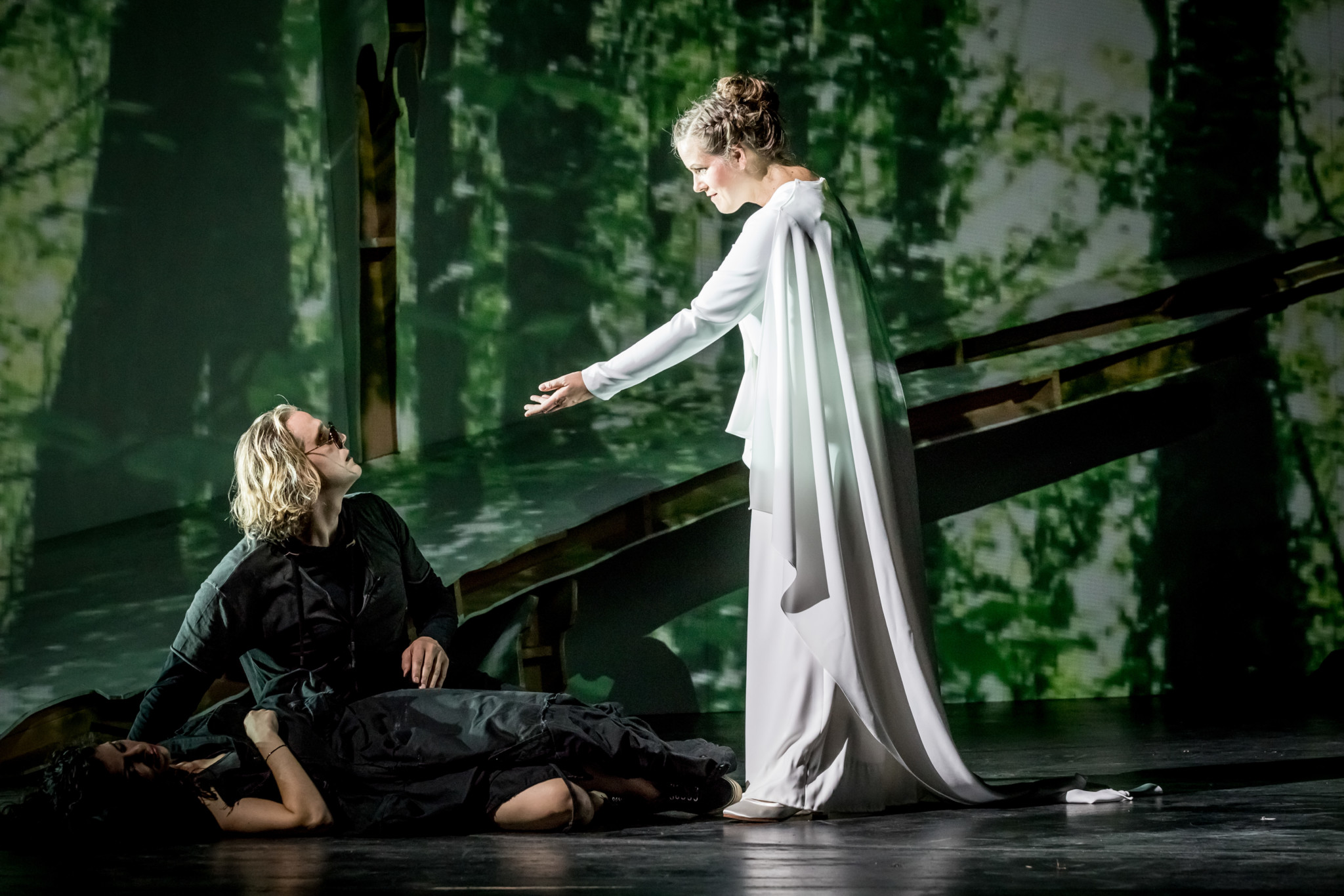 Noa Danon, Richard Furman und Julia Borchert in Wagners „Walküre“ am Theater Magdeburg