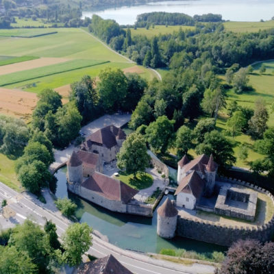 Schloss Hallwyl. Filmstill aus "Inseln der Schweiz (4/4). Hallwyl - Grosse Oper im Aabach"